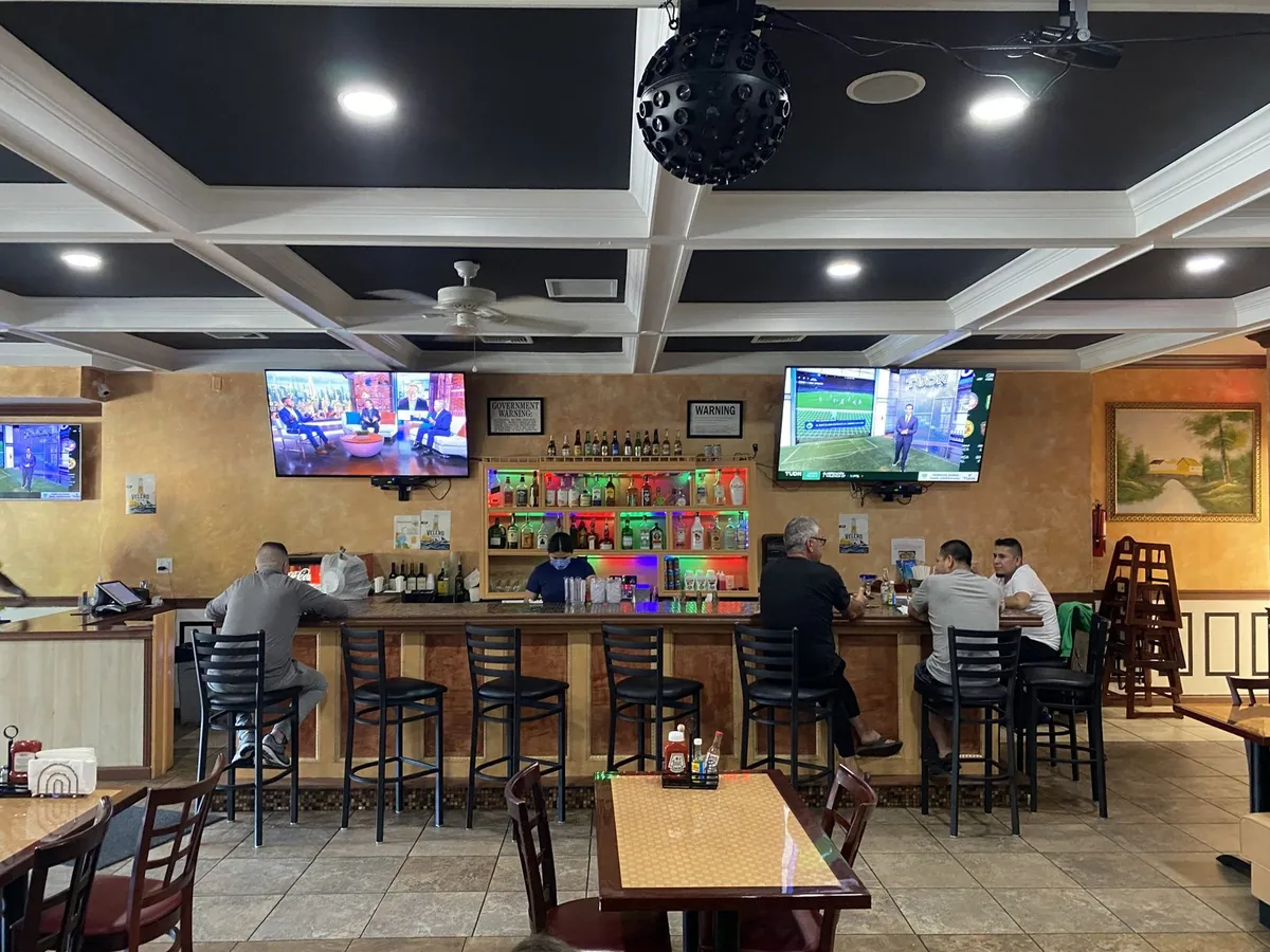 Bar & dining